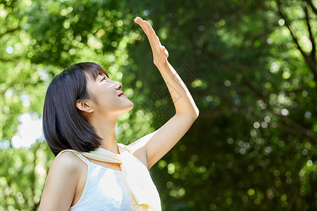 户外享受阳光的少女背景