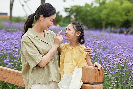 母女在公园一起欣赏鲜花图片