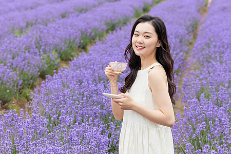 站在薰衣草花园喝咖啡的美女图片