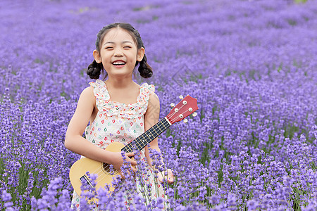 小清新风景小女孩站在薰衣草花海里弹奏尤克里里背景