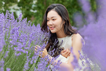 女生近距离观察植物薰衣草图片