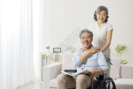 坐轮椅的老年夫妇形象图片