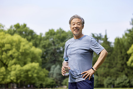 锻炼身体老年男性运动休息背景