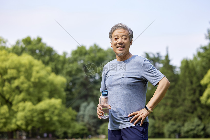 老年男性运动休息图片