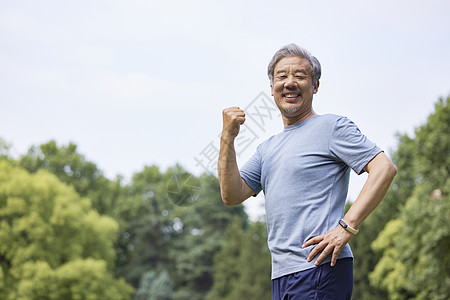 老人锻炼身体老年男性运动加油形象背景