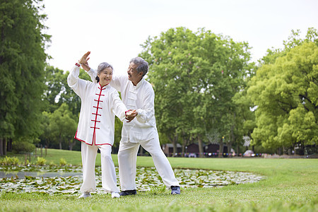 老年人指导太极锻炼图片