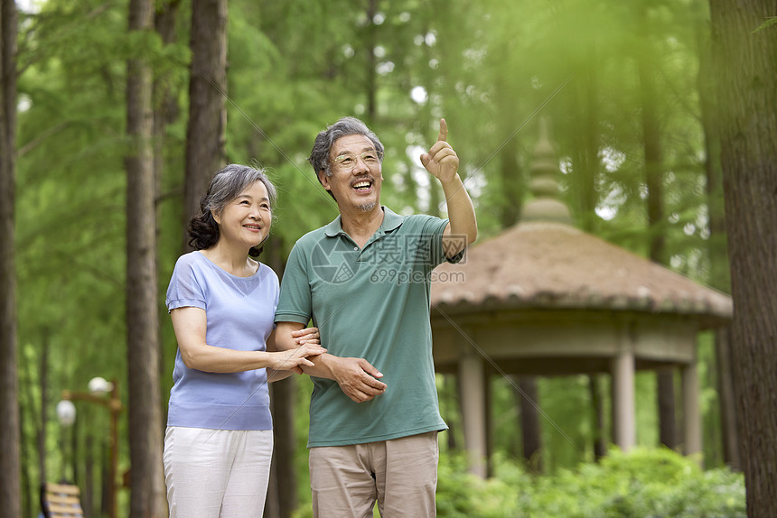 老年夫妇公园散步图片