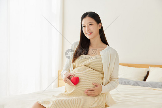 孕妇妈妈手拿爱心图片