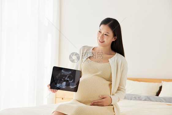 怀孕准妈妈手拿b超图图片