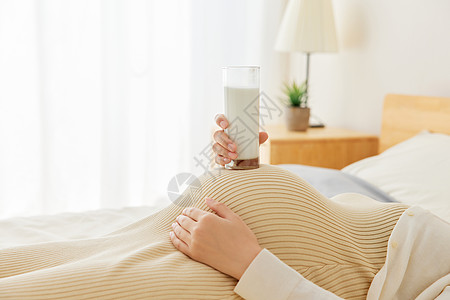 居家养胎的准妈妈喝牛奶特写高清图片
