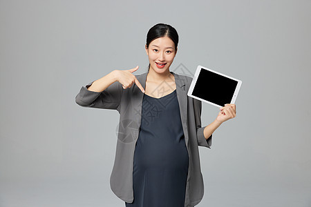 职场孕妇手拿平板电脑图片