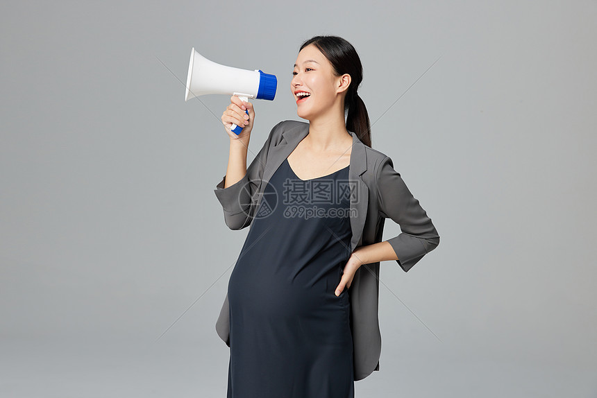 拿喇叭呐喊的职场孕妇图片
