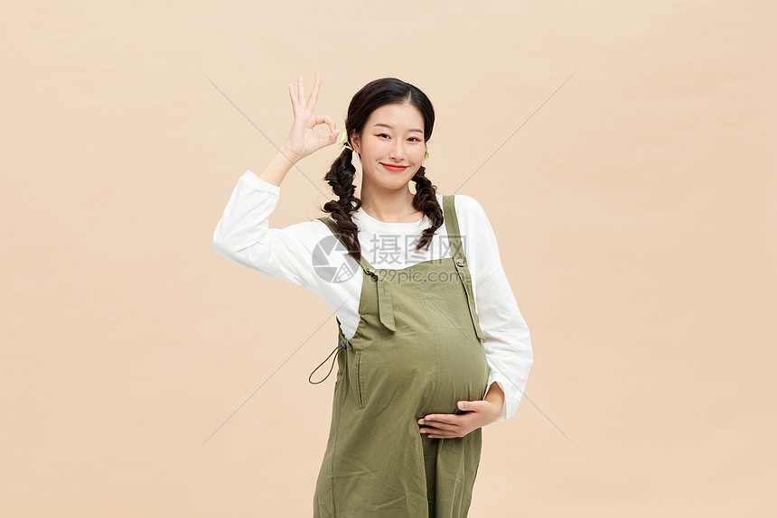 活力孕妇摆拍比手势图片