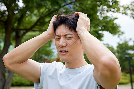 夏天中暑头疼的男人图片