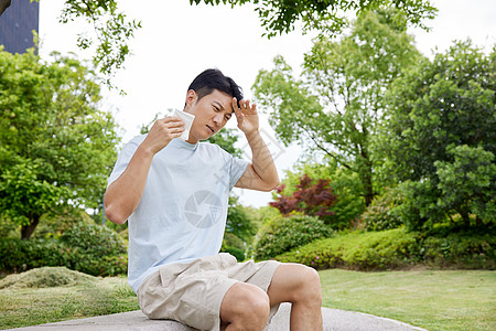 男子夏日擦汗高清图片