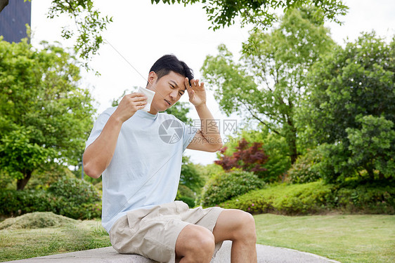 男子夏日擦汗图片