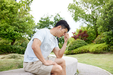 男子在公园热到中暑图片