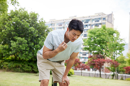 炎炎夏日户外的男人背景