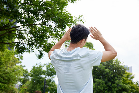 行李箱背影炎热夏日在公园暴晒的男人背影背景