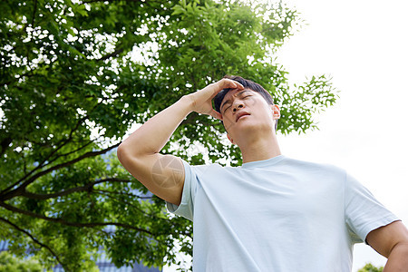 烈日下头晕中暑的行人背景图片