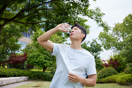 夏日大口喝水的男人高清图片