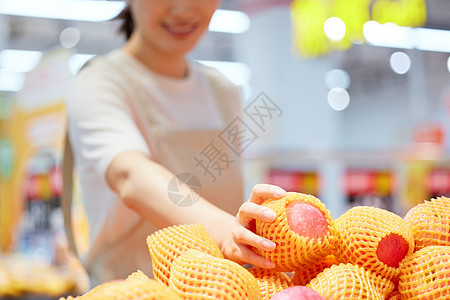 店员挑选苹果特写图片