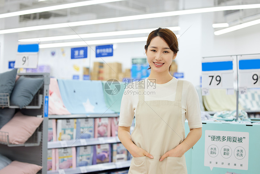 家居用品区的女店员图片