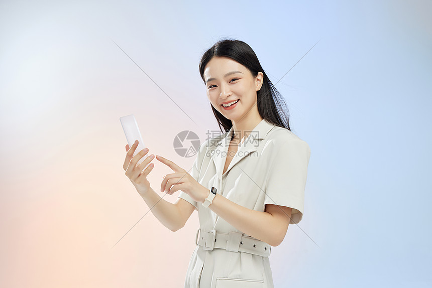 商务女子使用智能手机形象图片