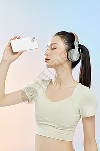 头戴耳机的运动少女背景图片