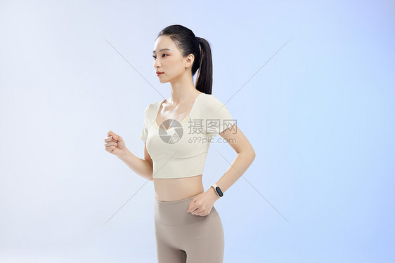 运动女子佩戴电子手环健身图片