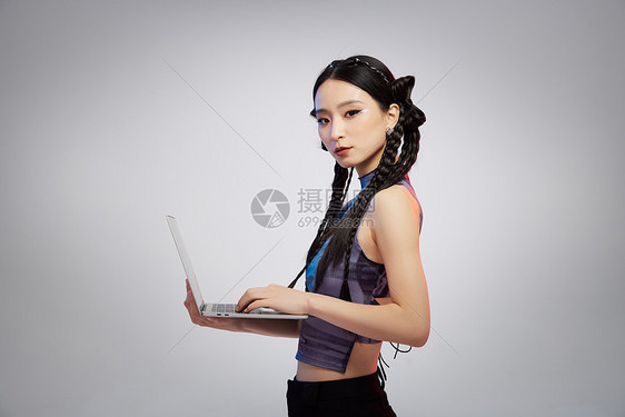 酷女孩使用科技电子产品图片