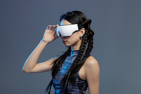 佩戴电子科技VR设备的女人图片