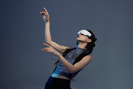 炫酷少女佩戴VR电子产品图片