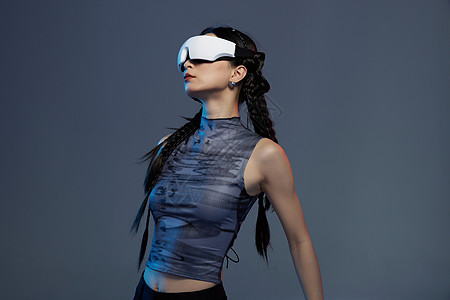 炫酷少女佩戴VR电子产品图片
