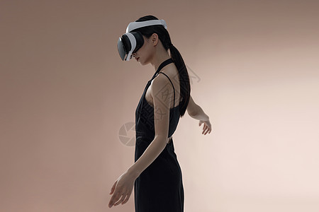 女子头戴VR进入虚拟世界图片