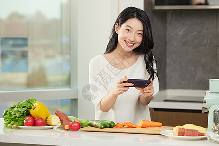 拍照分享食物的女性形象图片