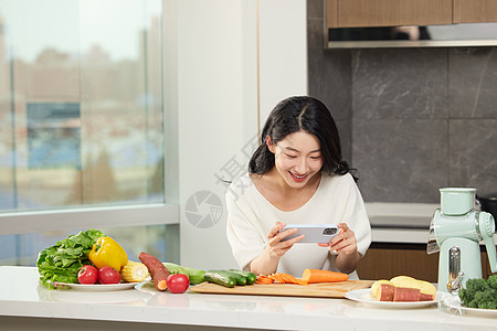 分享健康拍照分享食物的女性形象背景