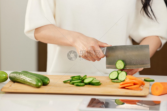 女性厨房切菜特写图片
