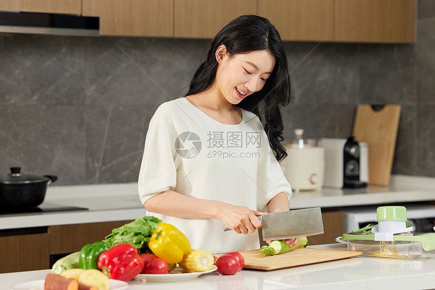 厨房切蔬菜的女人形象图片