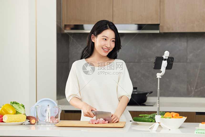 直播教做饭的女人图片