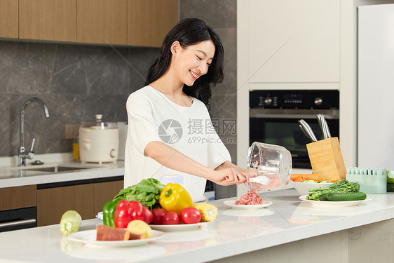 女子将破壁机里的肉取出图片