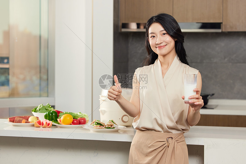 女子健康饮食点赞形象图片