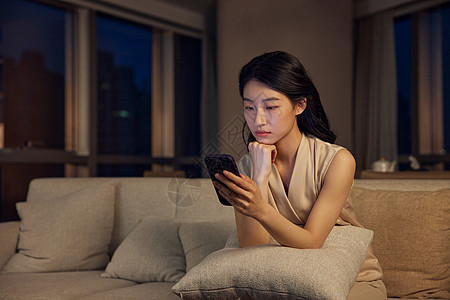 夜晚独自坐在客厅的女人高清图片