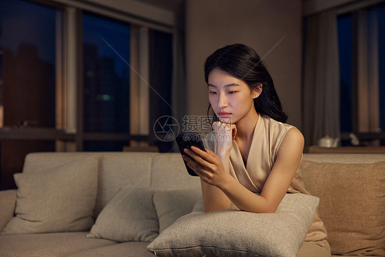 夜晚独自坐在客厅的女人图片