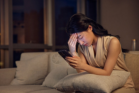 客厅夜晚夜晚独自烦恼的女人背景