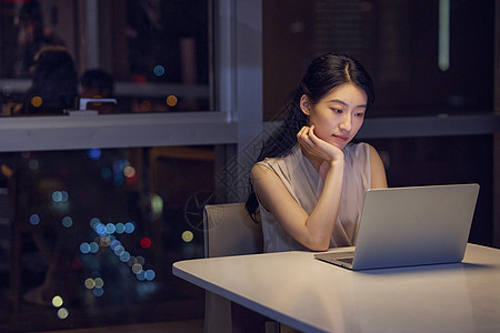 熬夜加班的女孩摄影电脑前思考的女人背景