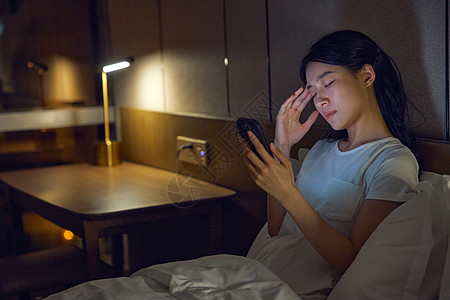 女人熬夜玩手机导致头疼高清图片