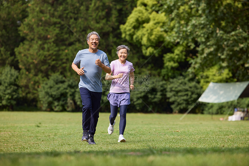 公园草坪慢跑的老人图片