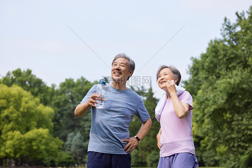 老年夫妻运动后擦汗形象图片