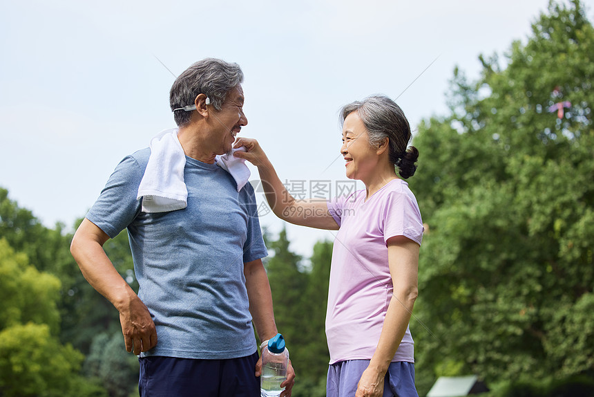 老年夫妻运动后互相擦汗图片